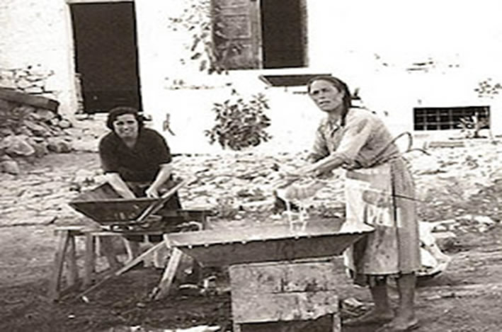 ΓυναίκεςπλύστρεςστοΞηρόμεροΑιτωλοακαρνανίας 1