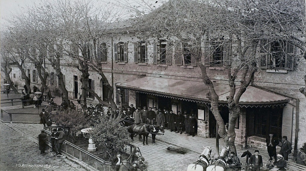 1895 Είσοδος του αστικού σιδηροδρομικού σταθμού Κασαμπά της Σμύρνης 1895