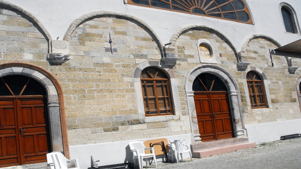 Άποψη πλευράς εισόδου Αγίου Χαραλάμπους με τις τρεις θύρες εισόδου