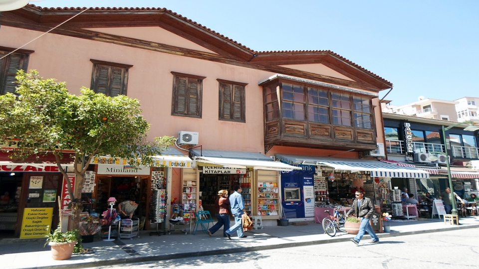 Στον κεντρικό δρόμο του Τσεσμέ με παλιό ελληνικό σπίτι με εξώστη