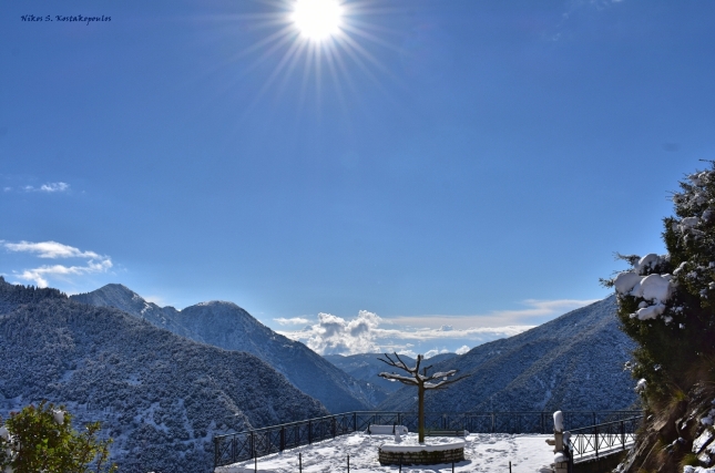 1.Η Θέση Θέας Γιδομανδρίτη στα Αμπέλια χιονοσκέπαστη και με τον ήλιο να λάμπει