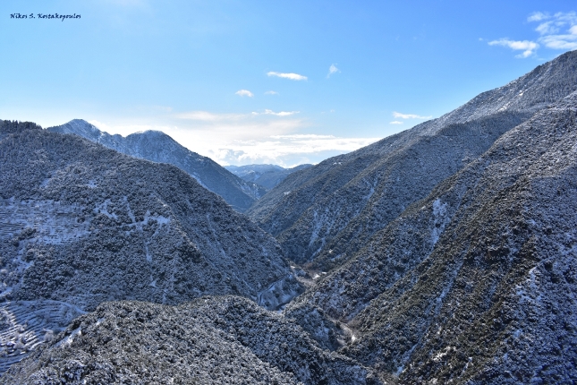 4.Η Κοιλάδα του Γιδομανδρίτη χιονοσκέπαστη στον κάτω ρου αυτού από τη Θέση Θέας Γιδομανδρίτη στα Αμπέλια