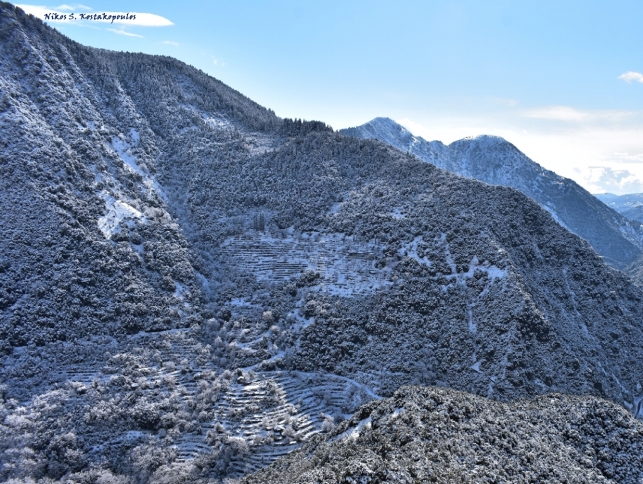 7.Τα Κούρβουλα χιονοσκέπαστα ένα χαρακτηριστικό ορεινό αγροτικό τοπίο από τη Θέση Θέας Γιδομανδρίτη στα Αμπέλια