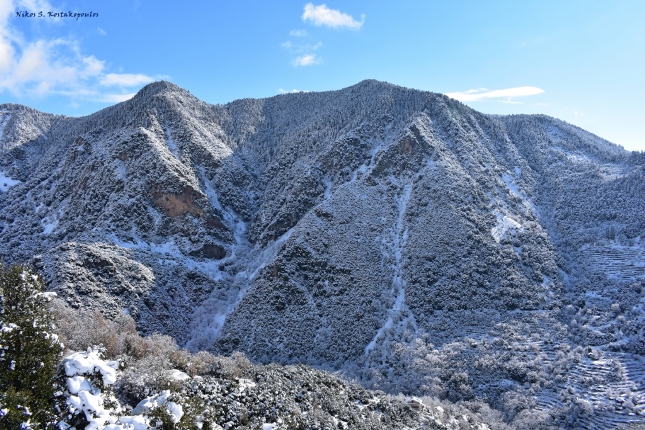 8.Η απότομη δυτική πλαγιά των κορυφών Άγιος Αθανάσιος αριστερά και Άγιος Τρύφωνας δεξιά