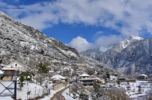 9.Τα Αμπέλια χιονοσπέπαστα και στο βάθος η βουνοκορφή Άννινος από τη Θέση Θέας Γιδομανδρίτη στα Αμπέλια