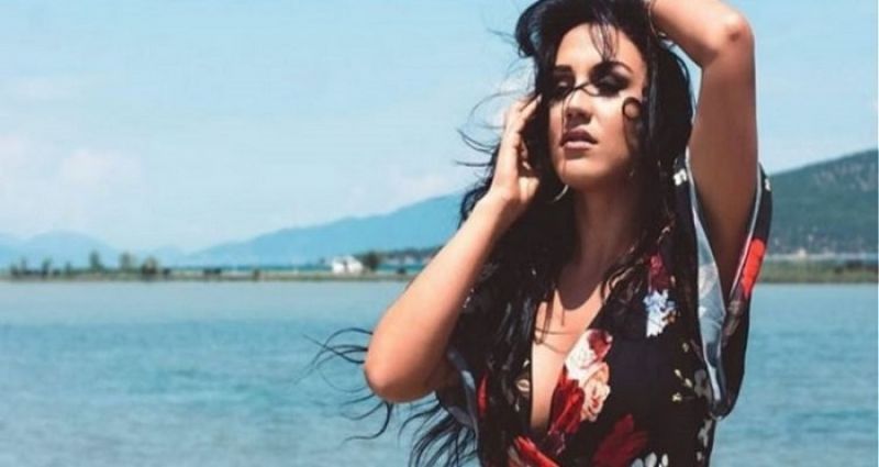 H Ξηρομερίτισσα Ιουλία Καλλιμάνη βάζει «Φωτιές» μετά το «The Voice» (video)