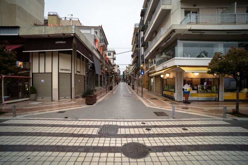 Απαγόρευση κυκλοφορίας: Γιατί τα κλειστά σχολεία και το “800άρι” δείχνουν… Ιούνιο για άρση των μέτρων