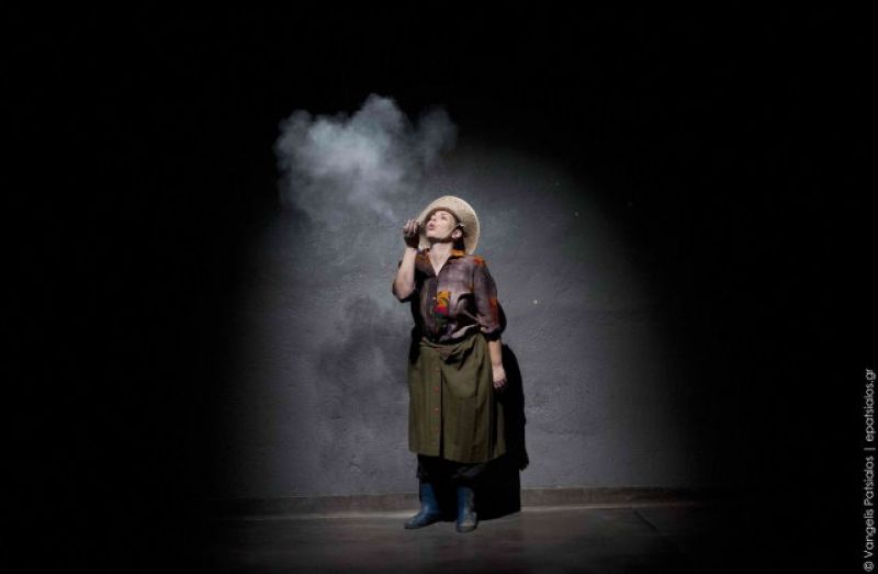 2η παράταση παραστάσεων στο Θησείον για το “Από πρώτο χέρι – Μια παράσταση για τα καπνά”