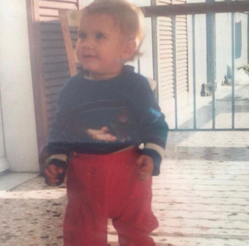 Δεν φαντάζεστε ποιος είναι το χαριτωμένο αγοράκι της φωτο (video)