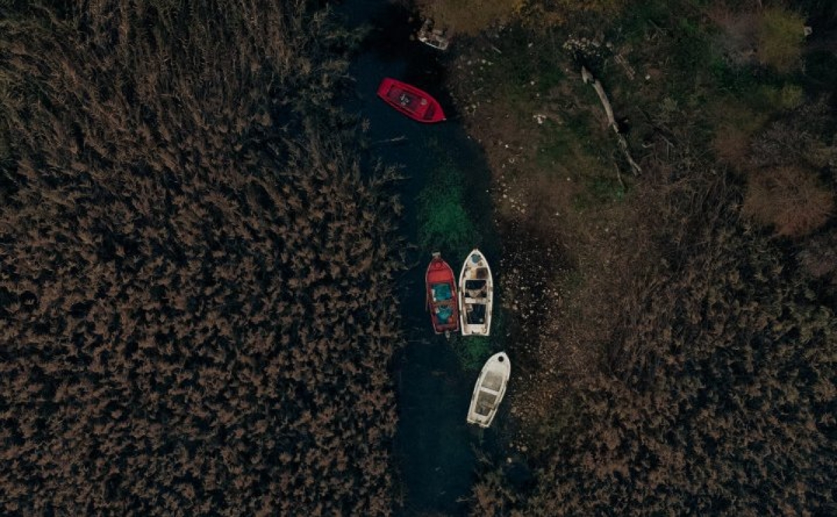 Τριχωνίδα: Μια λίμνη – πίνακας ζωγραφικής (εικόνες)