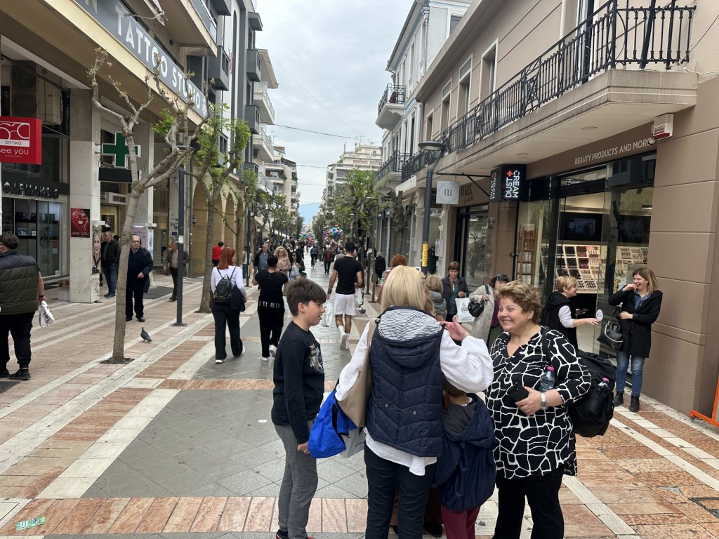 Αγρίνιο: «Μεγάλη Παρασκευή» στην αγορά λένε οι έμποροι - Περισσότερος κόσμος, λιγότερα ψώνια