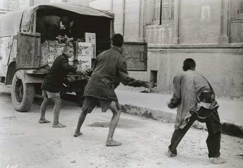 Οι σαλταδόροι του Αγρινίου: Πως μια παρέα εφήβων ρεζίλεψε τους Ιταλούς κατακτητές κλέβοντας τους 50 τουφέκια, σφαίρες &amp; χειροβομβίδες