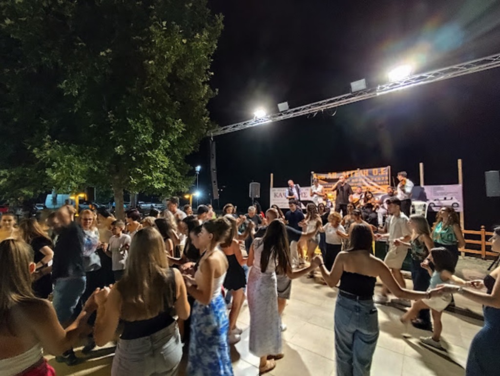 Εντυπωσιακή η παρουσία νεολαίας στην Γιορτή Αθερίνας δίπλα στην Τριχωνίδα (φωτο-video)