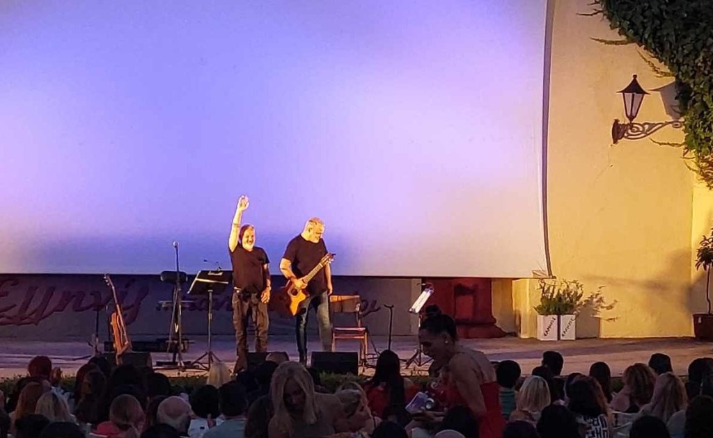 Αγρίνιο: Θηβαίος και Μάργαρης συνεπήραν το κοινό στο κατάμεστο «Ελληνίς» (εικόνες - video)