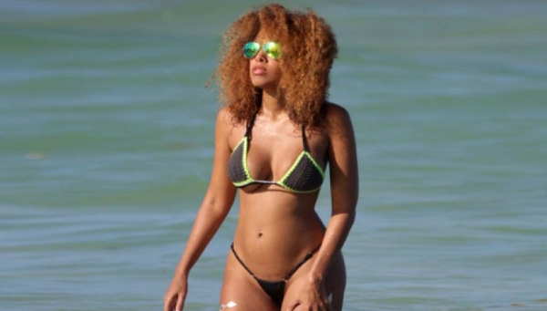 Το μοντέλο που… έπλεξε το μαγιό της και της βγήκε λίγο μικρό (εικόνες)