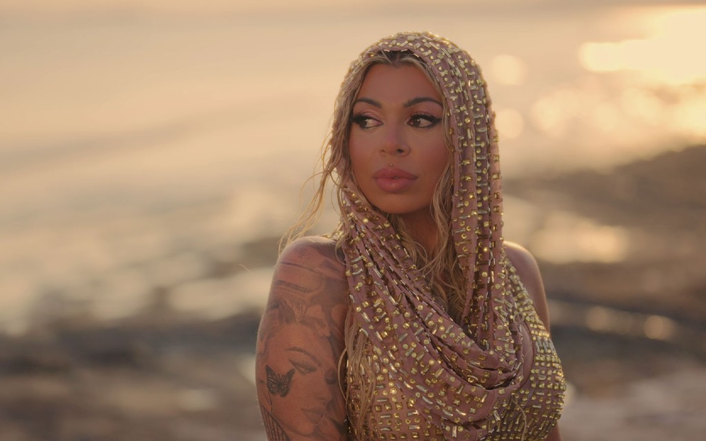 «Εμένα να κοιτάνε αυτά τα μάτια»: Κυκλοφόρησε η νέα επιτυχία της Johanna!