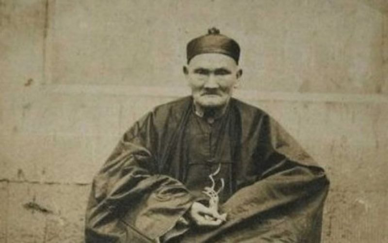 Άνδρας 256 ετών λίγο πριν πεθάνει σπάει τη σιωπή του και αποκαλύπτει το φοβερό μυστικό του!