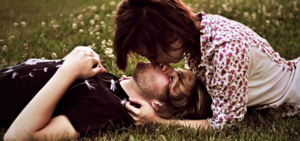 Πέντε πράγματα που κάνουν οι γυναίκες και λατρεύουν οι άνδρες (βίντεο)