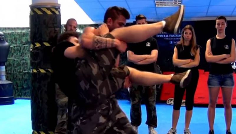 Δείτε πως μπορείτε να προστατευθείτε με μερικές βασικές κινήσεις κραβ μαγκά (βίντεο)