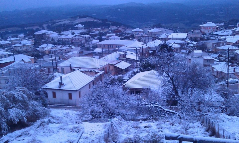 Ξημέρωσε με χιόνια στην Κατούνα (φωτό)