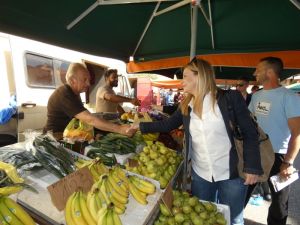 Συνεχίζει τις επαφές με τους πολίτες  η Χριστίνα Σταρακά. Περιόδευσε σε τοπικές επιχειρήσεις καθώς και στη Λαϊκή Αγορά.