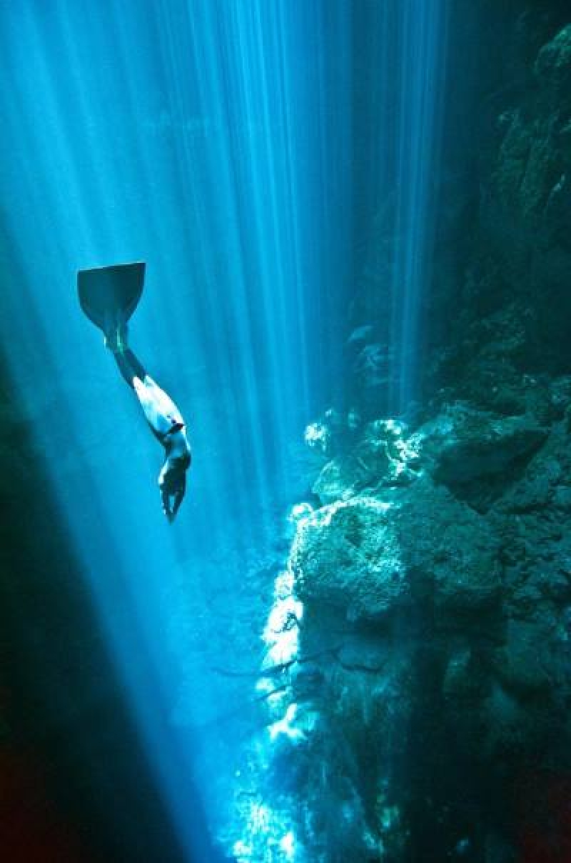 Απίστευτο ρεκόρ ελεύθερης κατάδυσης: Με μία μόλις ανάσα στα 122 μέτρα! (video)