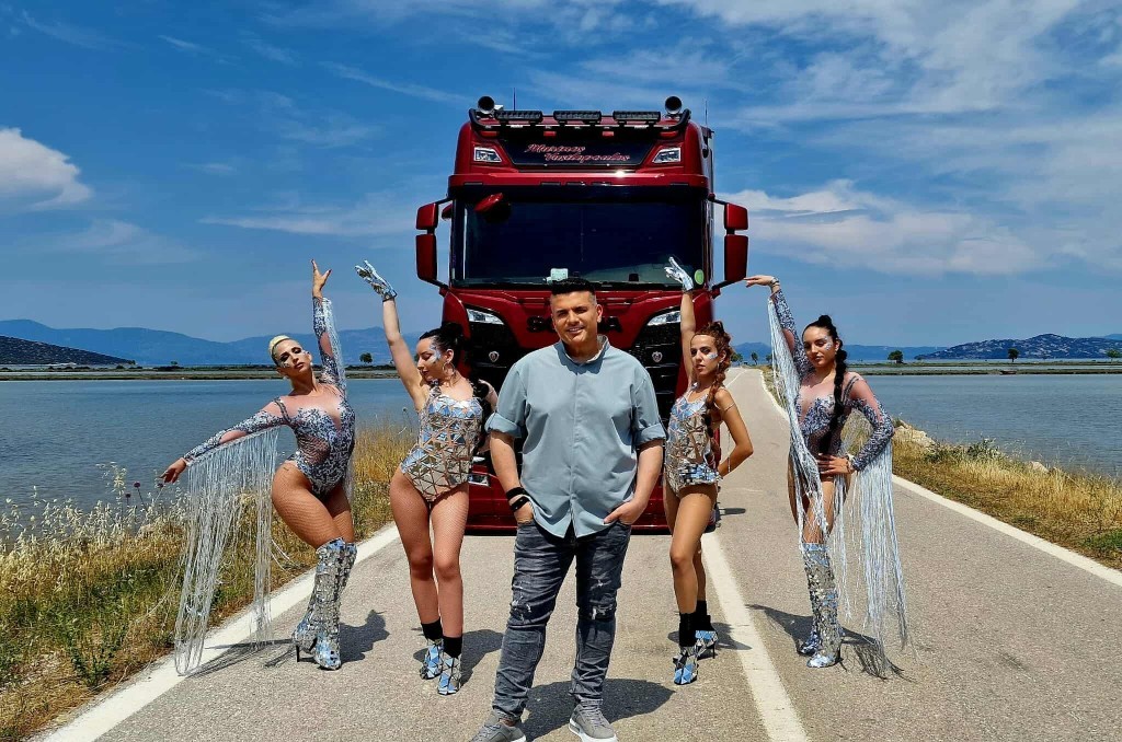 Γιάννης Καψάλης: Επέστρεψε δυναμικά με νέα χορευτική επιτυχία!