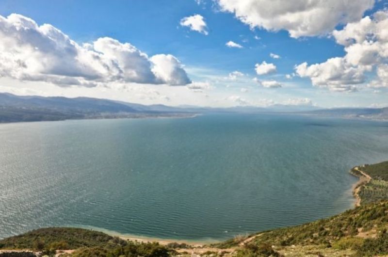 Η ανάπλαση της παραλίμνιας ζώνης της Τριχωνίδας, μια μεγάλη αναπτυξιακή πρόκληση