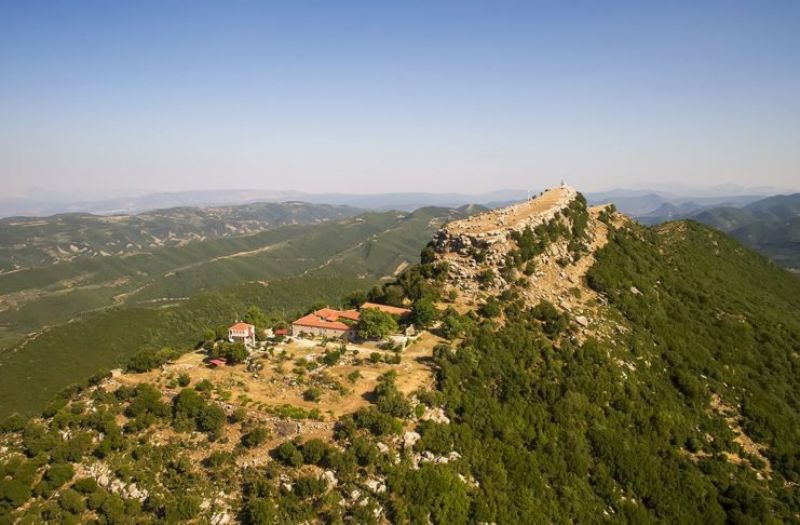 Η άγνωστη και επιβλητική Ακρόπολη των Θεστιέων στο Αγρίνιο. Το φρούριο χτίστηκε τη νεολιθική περίοδο και άκμασε στην ελληνιστική εποχή (drone)...