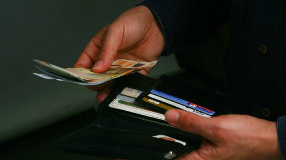 Τα καλά να λέγονται…Βρήκε τσάντα με χρήματα στο κέντρο του Αγρινίου και τα παρέδωσε