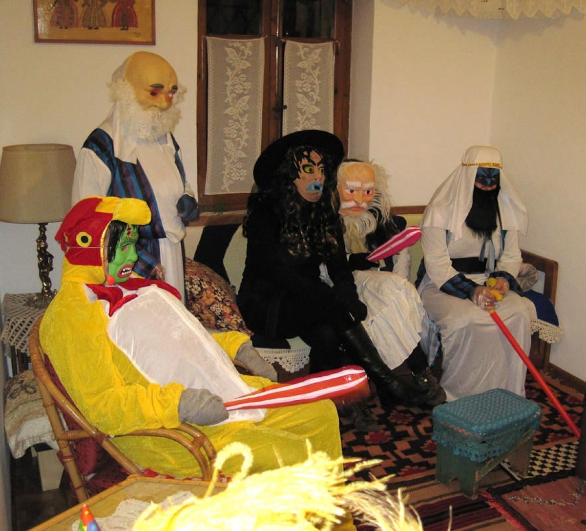 Αγρίνιο: Αποκριάτικα πεζοδρομο  - πατήματα  με Μπούλες στους πεζόδρομους της πόλης (Παρ 8/3/2024 19:30)