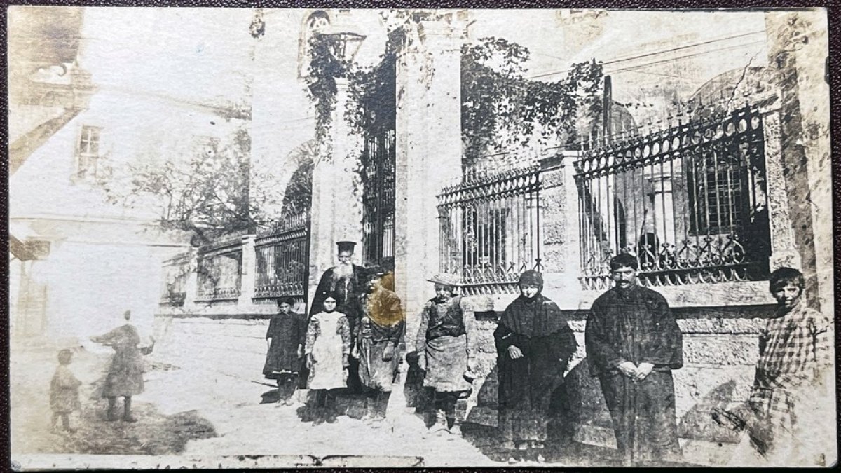 Ποιος ήταν ο προξενητής:  Παραδοσιακό τραγούδι γάμου από την Κάτω Παναγιά και την Κρήνη (Τσεσμέ) Ερυθραίας Μικράς Ασίας.