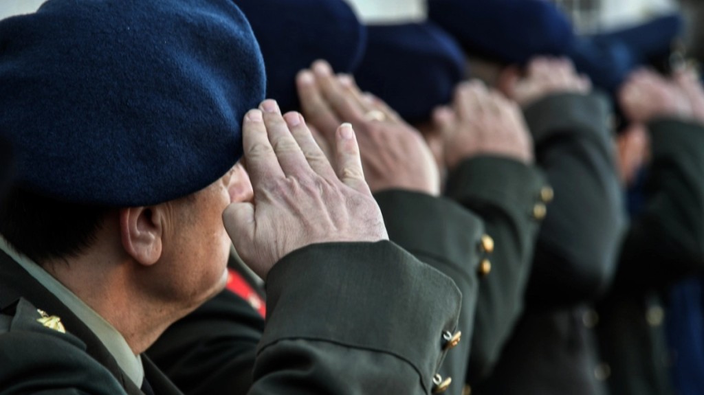 Εκτός 581 υπαξιωματικοί «εκτός οργανικών θέσεων» που έμεναν στις Ενοπλες Δυνάμεις με ειδικά προνόμια