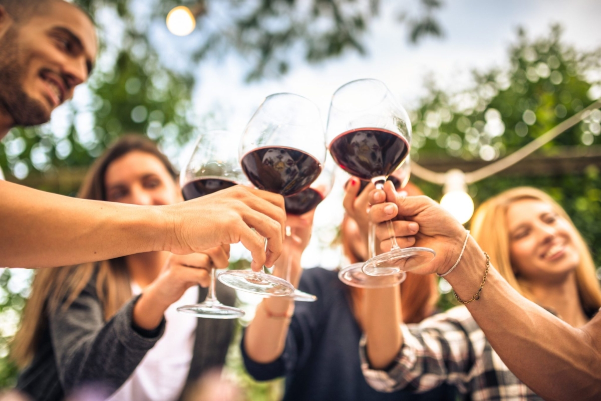 Να τι θα συμβεί στο σώμα σου εάν πίνεις ένα ποτήρι κρασί κάθε βράδυ