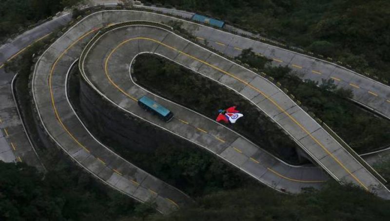 Wingsuit: Το πιο παράτολμο άθλημα στον κόσμο (φωτό, βίντεο)