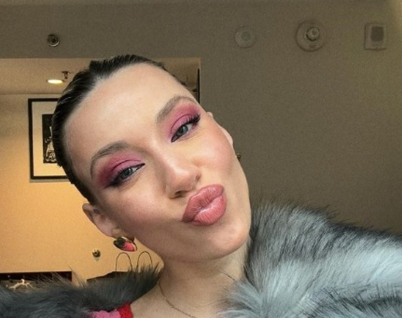 Γαρυφαλλιά Καληφώνη: Σέξι στη Νέα Υόρκη – Οι αποκαλυπτικές πόζες στο ντουζ