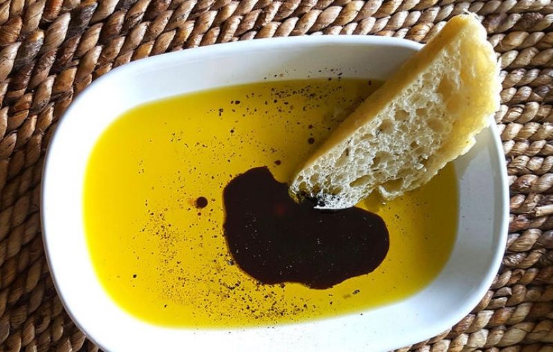 Ελαιόλαδο: 4 ιδιότητες που «επιβάλλουν» την καθημερινή κατανάλωσή του