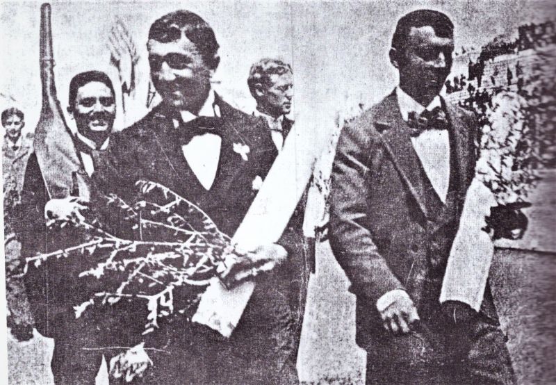 Η στιγμή που ο Αιτωλοακαρνάνας Ολυμπιονίκης Καρασεβδάς πάει για το χρυσό μετάλλιο κρατώντας το όπλο του