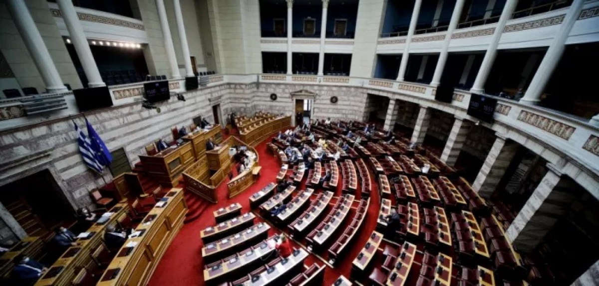 Εμβολιασμοί: Κατατέθηκε η τροπολογία για τις αναστολές – Πρόστιμο 5.000 ευρώ για πλαστό πιστοποιητικό