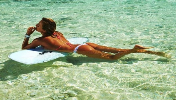 Alana Blanchard: Σερφάρει στα κύματα και... στο αντρικό μυαλό! [φωτο]