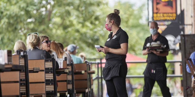 Κορωνοϊός-ΕΚΠΑ: Πώς μπορεί να εξελιχθεί η πανδημία το 2021 -Το αισιόδοξο και το απαισιόδοξο σενάριο