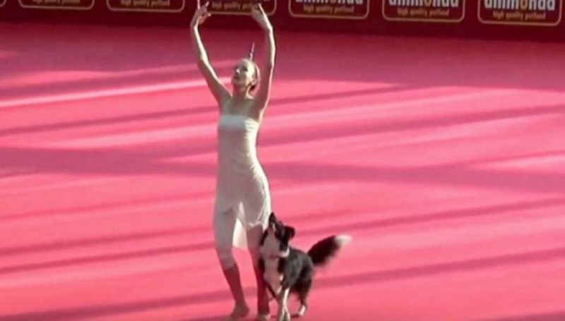 Όταν την είδαν να ανεβαίνει στη σκηνή με το σκύλο της, γέλασαν- Μόλις άρχισε η μουσική όμως, έμειναν... (βίντεο)