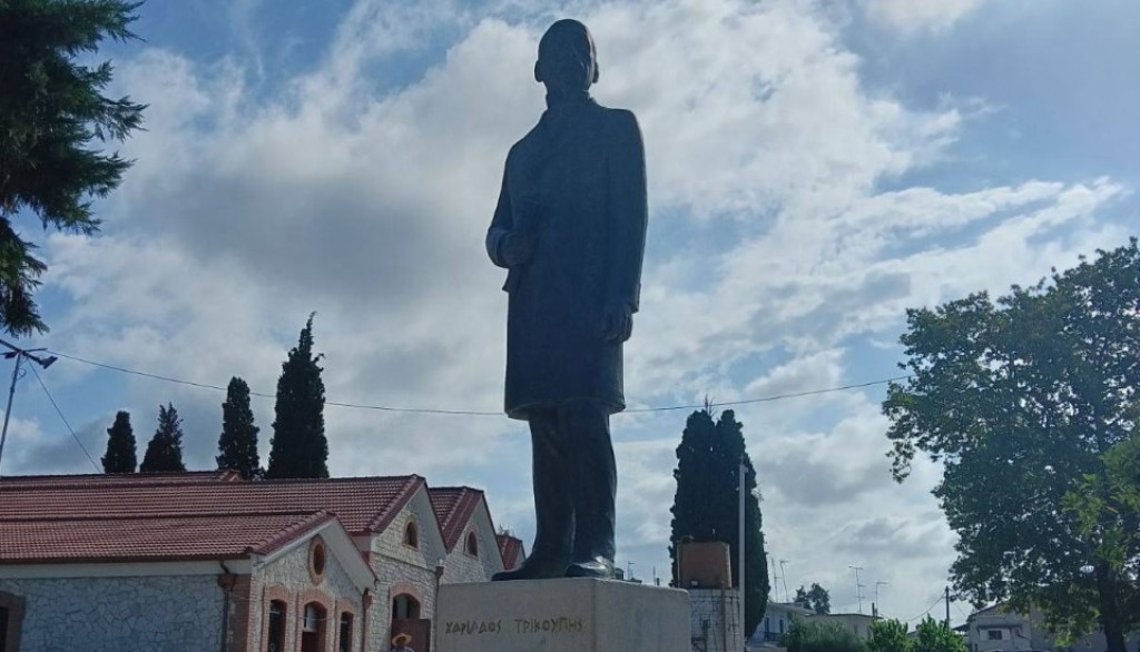 Επανατοποθετήθηκε ο ανδριάντας του Χαρίλαου Τρικούπη στον φυσικό του χώρο στο Μεσολόγγι