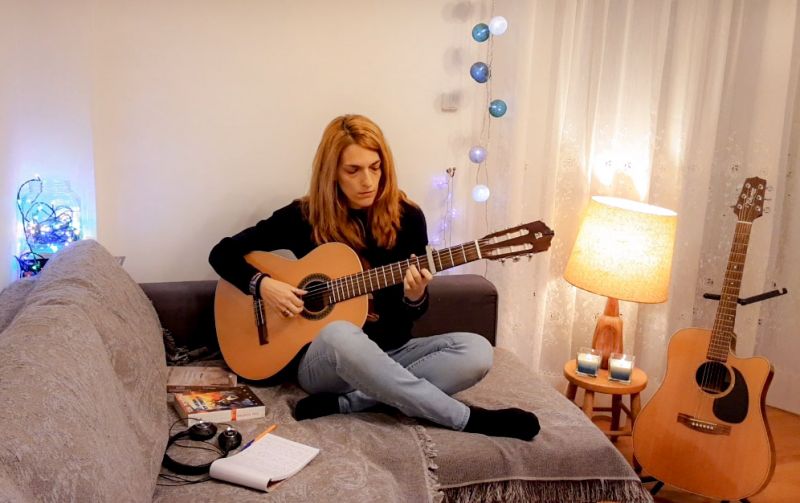 Η Μαρία Βούλγαρη μας στέλνει μήνυμα αισιοδοξίας με τη φωνή και την κιθάρα της. &quot;Θα αντέξεις&quot;.