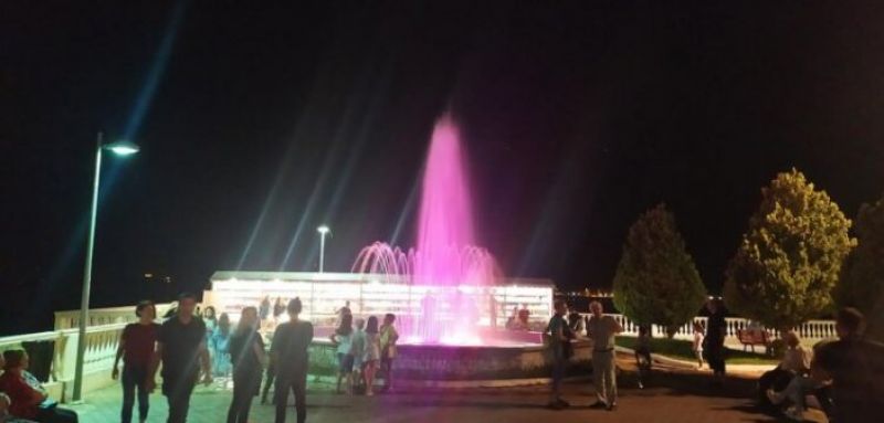 Λειτούργησε ξανά το πολύχρωμο σιντριβάνι στην Αμφιλοχία (φωτο)