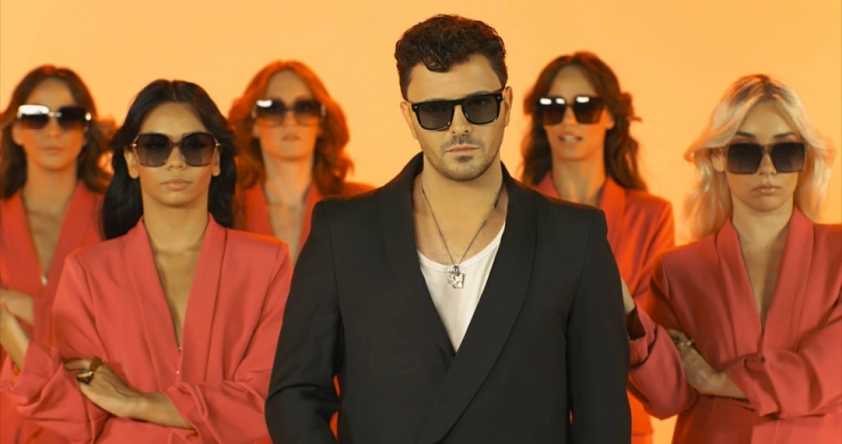 Nίκος Δούρος: Εντυπωσιάζει το νideoclip του νέου του τραγουδιού!