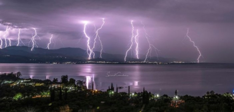 Ο χορός των κεραυνών πάνω από την λίμνη Τριχωνίδα