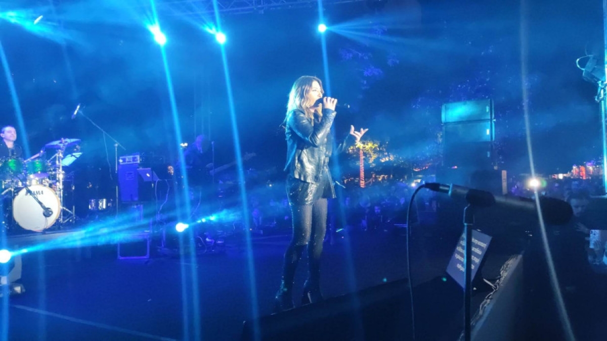 Αγρίνιο: Η Έλενα Παπαρίζου ερμηνεύει Βασίλη Καρρά μέσα σε αποθέωση (βίντεο)