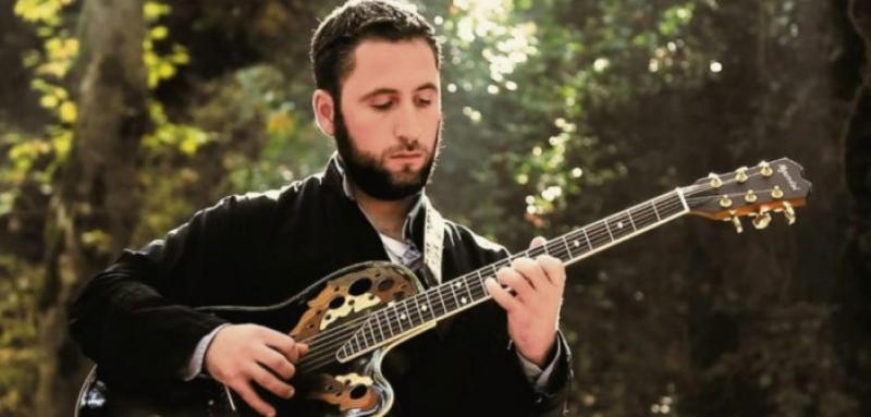 Ιερέας απαντά στους τράπερ με το τραγούδι «Sto Tupper» – Τι λέει ο π. Σάββας Κυράζογλου (video)