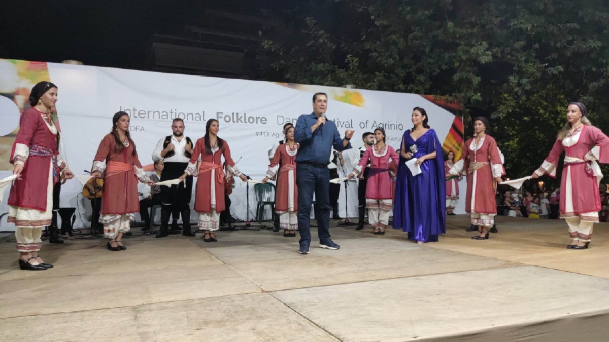 “Πλημμύρισε” το Αγρίνιο με μουσική και χορό – Εντυπωσιακή η έναρξη του Φεστιβάλ Παραδοσιακών Χορών (video – εικόνες)